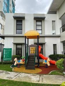 einen Spielplatz vor einem Gebäude in der Unterkunft City Center - front of Iloilo Esplanade 2BR condo in Iloilo City
