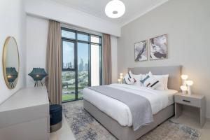 Postel nebo postele na pokoji v ubytování Vogue Golf Views - Vida Emirates Hills