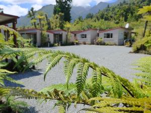 una vista de una casa desde detrás de una planta en 10 Cottages en Franz Josef