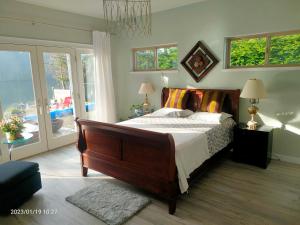 um quarto com uma cama e uma porta de vidro deslizante em luxury ocean dock pool villa em Ladysmith