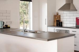 una cucina con lavandino in acciaio inossidabile e finestra di Seascape on Bruny - Family Home in Alonnah ad Alonnah Altre 13 foto