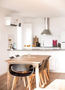 una cucina con tavolo e sedie in legno di Seascape on Bruny - Family Home in Alonnah ad Alonnah