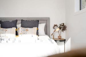 una camera con letto bianco e tavolino di Seascape on Bruny - Family Home in Alonnah ad Alonnah