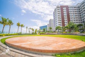 a large circle in a park with palm trees and a building at Apartement Borneo Bay Tower kartanegara Balikpapan in Balikpapan