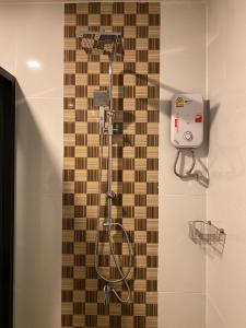 La salle de bains est pourvue d'une douche avec un pommeau de douche. dans l'établissement Evergreen Hill Resort, 