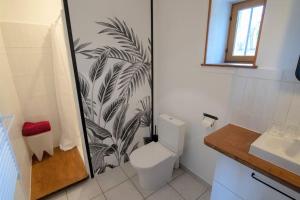 een badkamer met een toilet en zwart-wit behang bij Cabana & Oasis Nouvel'R - Au Calme in Cluny