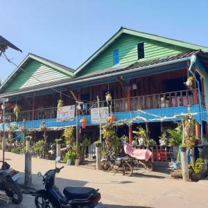 un bâtiment avec des motos garées devant lui dans l'établissement Seng Long Guesthouse, à Kaôh Rŭng (5)