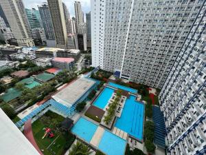 een uitzicht over een zwembad in een stad bij Our Home at JAZZ Residences -Cable, Wifi & Netflix in Manilla