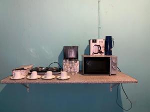 uma bancada com um micro-ondas e comodidades para preparar café em Aeropark Residencial (B&B) em Maputo