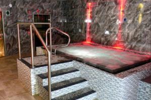 um palco com escadas e luzes vermelhas num quarto em Meadowside Troutbeck Bridge, Windermere sleeps 5-6 em Windermere