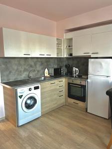 a kitchen with a washing machine and a dishwasher at Studio Thermi 1 in Varna City