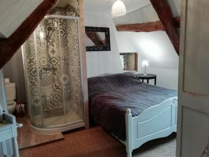 ein Schlafzimmer mit einem Himmelbett in der Unterkunft Jacuzzi privatif pour 2 dans le Lot à 1h30 de Toulouse Rodez Brive in Calvignac