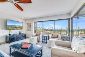 un salon avec un canapé et une table dans l'établissement WAILEA ELUA, #0105 condo, à Wailea
