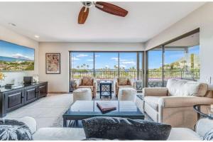 un salon avec un canapé et une table dans l'établissement WAILEA ELUA, #0105 condo, à Wailea