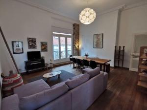 Televízia a/alebo spoločenská miestnosť v ubytovaní Appartement 82 m2 proche centre ville