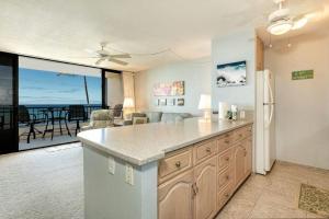 Η κουζίνα ή μικρή κουζίνα στο SUGAR BEACH RESORT, #319 condo +30 φωτογραφίες