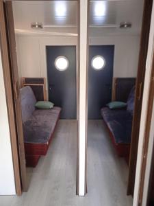 מיטה או מיטות קומותיים בחדר ב-Dom na wodzie z tarasem