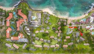 Un mapa de un complejo cerca de la playa en Kauai Kiahuna Plantation by Coldwell Banker Island Vacations en Koloa