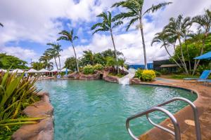 - Piscina con tobogán en un complejo en Kauai Kiahuna Plantation by Coldwell Banker Island Vacations en Koloa