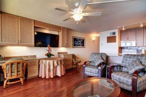 een woonkamer met een bank en een tafel bij SUGAR BEACH RESORT, #329 condo in Kihei