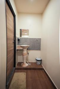 uma casa de banho com um lavatório e um WC em DLR GRAND em Tirupati