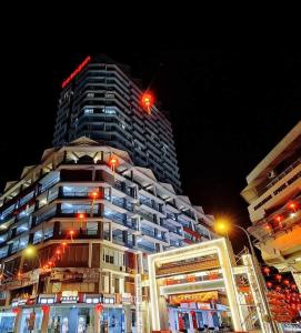 Un grand bâtiment avec des feux de circulation la nuit dans l'établissement The Octagon Ipoh - Home Stay II, à Ipoh