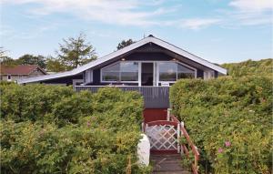 DiernæsにあるStunning Home In Haderslev With 3 Bedrooms And Wifiの小屋(ポーチ付)