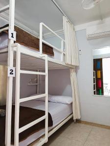 ジョグジャカルタにあるBSH (Bu Sud's House) Yogyakartaの二段ベッド2組が備わる客室です。