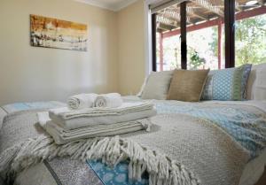 מיטה או מיטות בחדר ב-Cloudland Garden Oasis