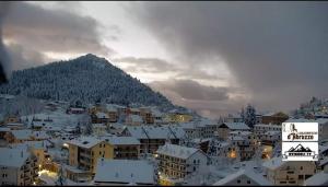 A general mountain view or a mountain view taken from Az apartmant