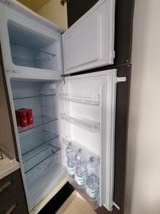 einen offenen Kühlschrank mit Wasserflaschen in der Unterkunft Sabrina in Poggiardo