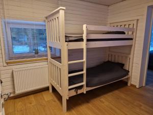 - deux lits superposés dans une chambre dans l'établissement Liivakõrtsi puhkemaja, à Rõmeda