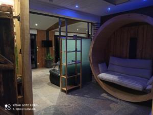 ein Wohnzimmer mit einem Sofa in einem Zimmer in der Unterkunft Le clos marin in Blendecques