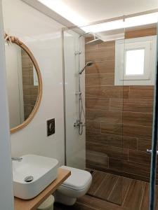 Kiki's Apartments في برباتي: حمام مع مرحاض ومغسلة ودش