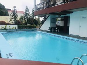 uma grande piscina em frente a um edifício em AMALFI718 HOTEL em Lipa