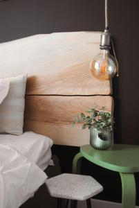 ein Schlafzimmer mit einem Bett und einem grünen Tisch mit einer Lampe in der Unterkunft Art & Pleasure WAW z bezpłatnym parkingiem in Warschau
