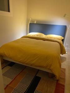 Tempat tidur dalam kamar di Villa vue mer imprenable