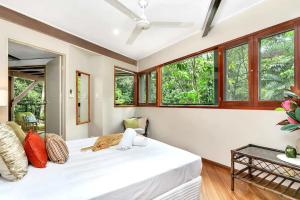 Uma cama ou camas num quarto em Hideaway Treehouse