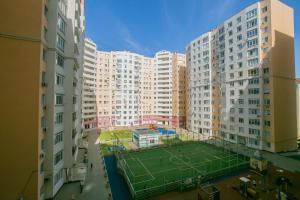 a tennis court in a city with tall buildings at Lovely apartment with terrace in Chişinău