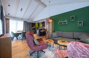 sala de estar con sofá y mesa en Höflehner Premium Eco Lodge en Haus im Ennstal