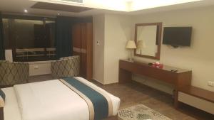 - une chambre d'hôtel avec un lit et un miroir dans l'établissement River Nile Edge Boutique Hotel & Restaurant, au Caire