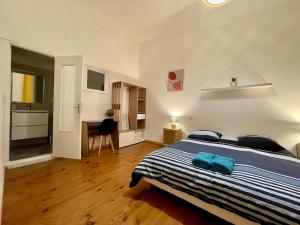 a bedroom with a large bed with blue pillows at Appartement confort - Carcassonne centre - NETFLIX in Carcassonne