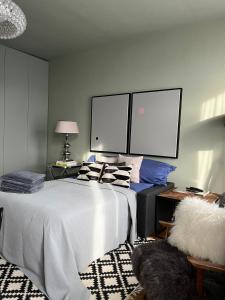 Un dormitorio con una cama blanca con almohadas. en New Luxury Apartment Vienna en Viena