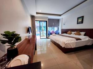 Postel nebo postele na pokoji v ubytování Diana Pool Access Phuket + 14 fotografií