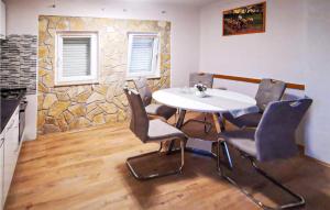 Χώρος καθιστικού στο Lovely Home In Donji Zemunik