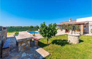 Πισίνα στο ή κοντά στο Lovely Home In Donji Zemunik +25 φωτογραφίες