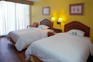 Postel nebo postele na pokoji v ubytování Guam Reef Hotel