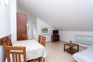 Televízia a/alebo spoločenská miestnosť v ubytovaní Apartments Crneković V