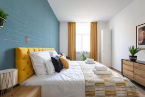 Łóżko lub łóżka w pokoju w obiekcie Luxe Living Castle View