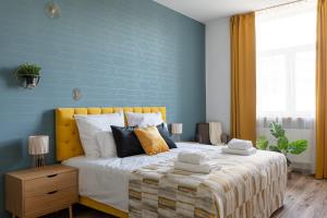 sypialnia z dużym łóżkiem i niebieską ścianą w obiekcie Luxe Living Castle View w Krakowie